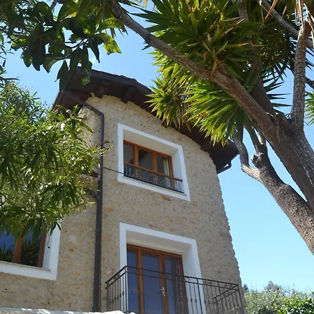 Family In French Riviera Feriehus