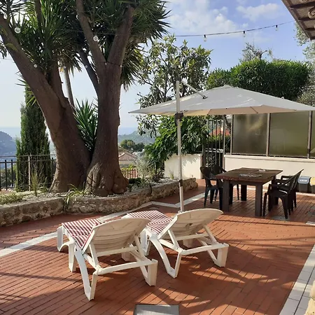 Family In French Riviera Vakantiehuis