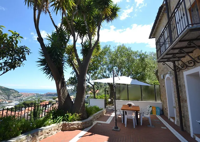 Family In French Riviera Feriehus