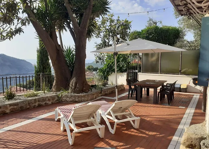 Family In French Riviera Feriehus